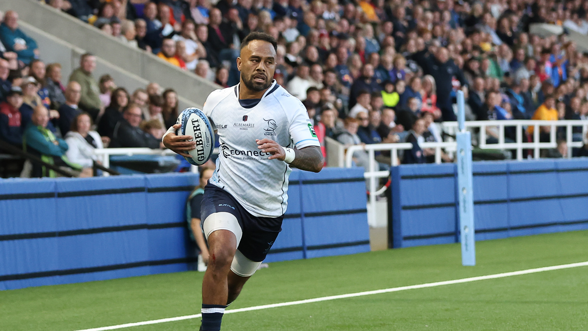 Telusa Veainu running with the ball
