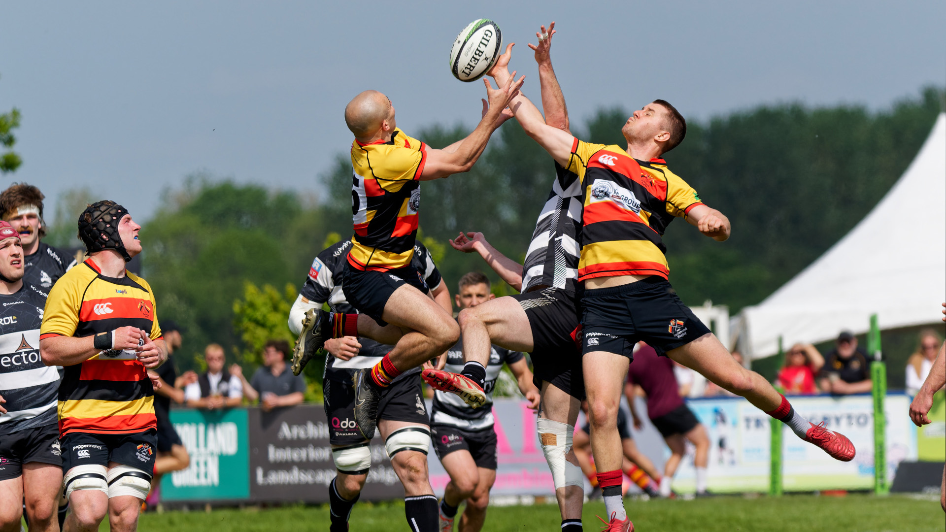 Players from Chinnor and Richmond compete for the ball