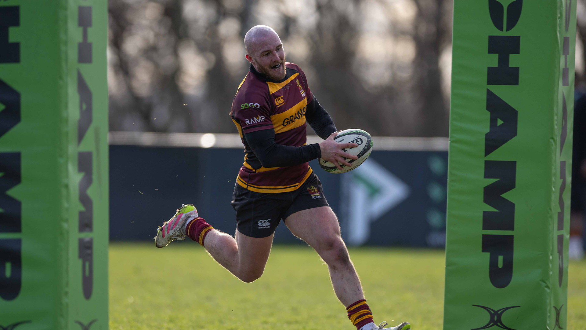 Efan Jones scoring a try