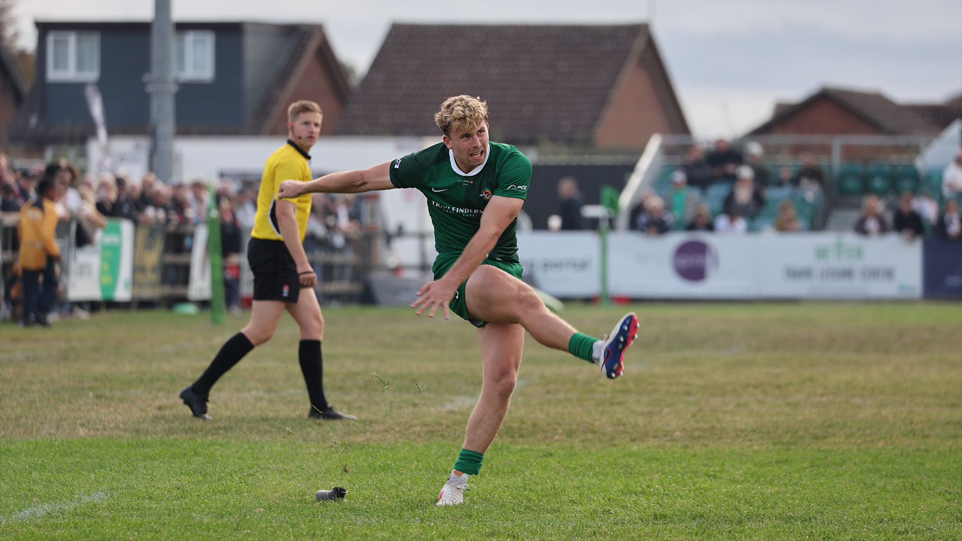 Louie Johnson attempting a kick for Ealing Trailfinders